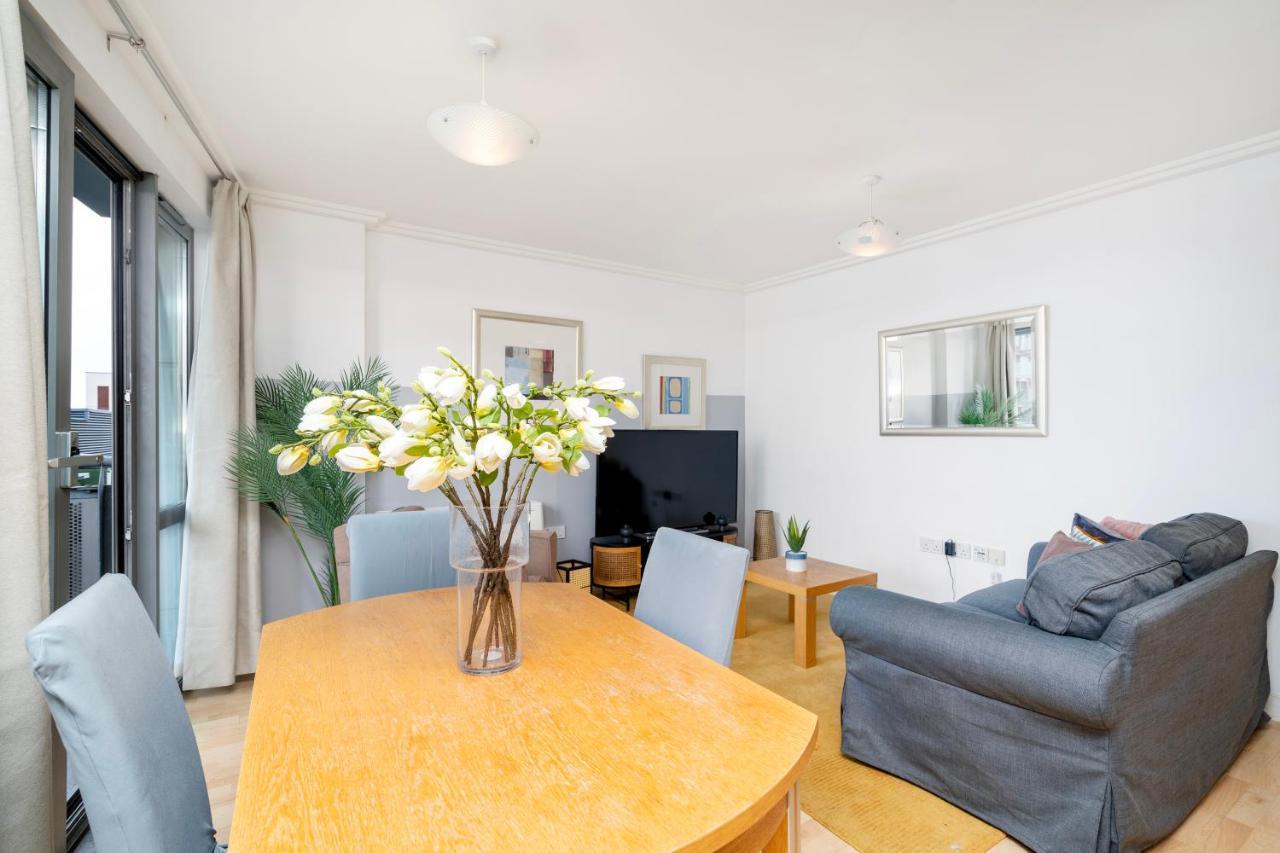 Cosy Flat Right Opp Tube Station Apartment London Bagian luar foto