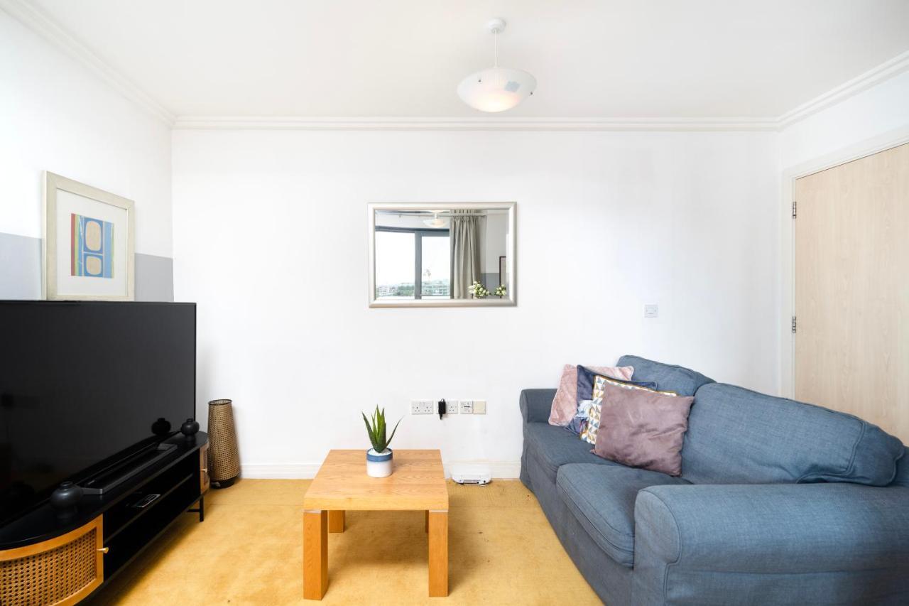 Cosy Flat Right Opp Tube Station Apartment London Bagian luar foto