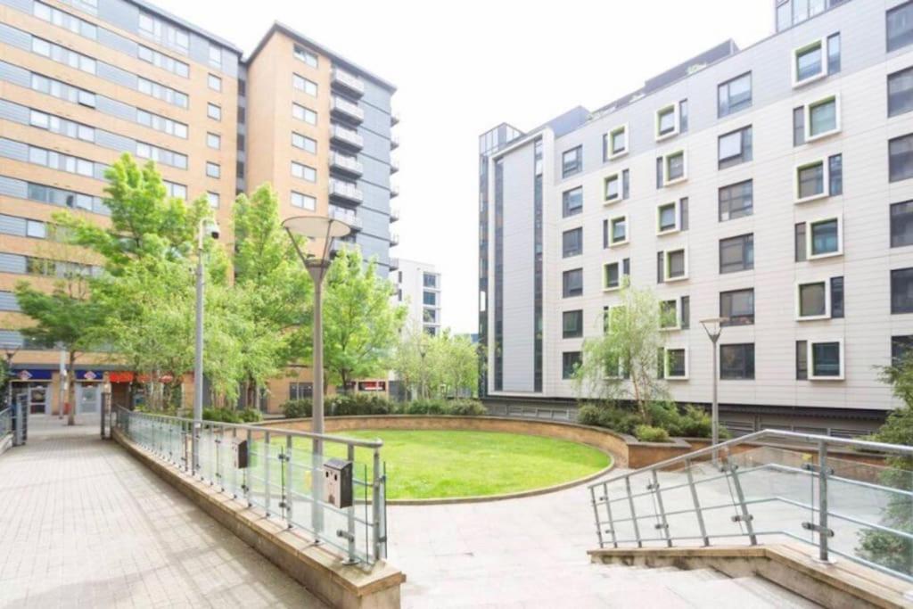 Cosy Flat Right Opp Tube Station Apartment London Bagian luar foto