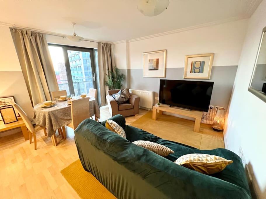 Cosy Flat Right Opp Tube Station Apartment London Bagian luar foto